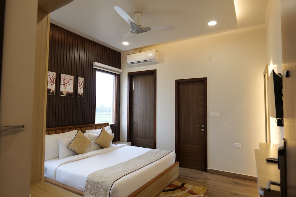 Deluxe Room with Balcony