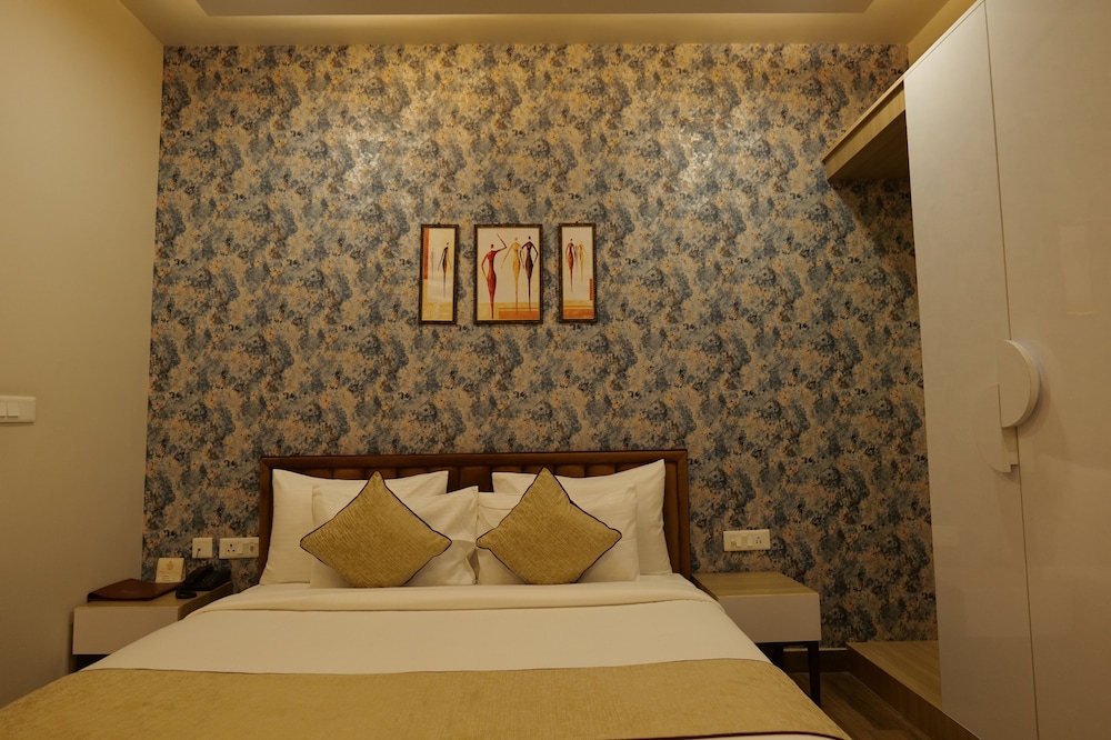 Deluxe Room with Balcony photo 2