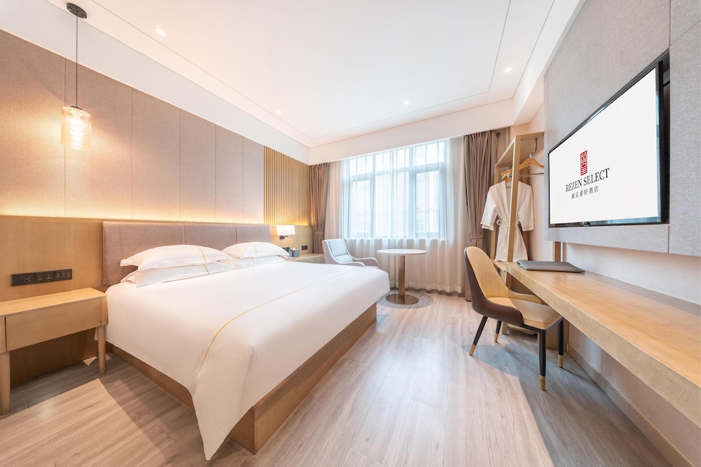 Deluxe Queen Room