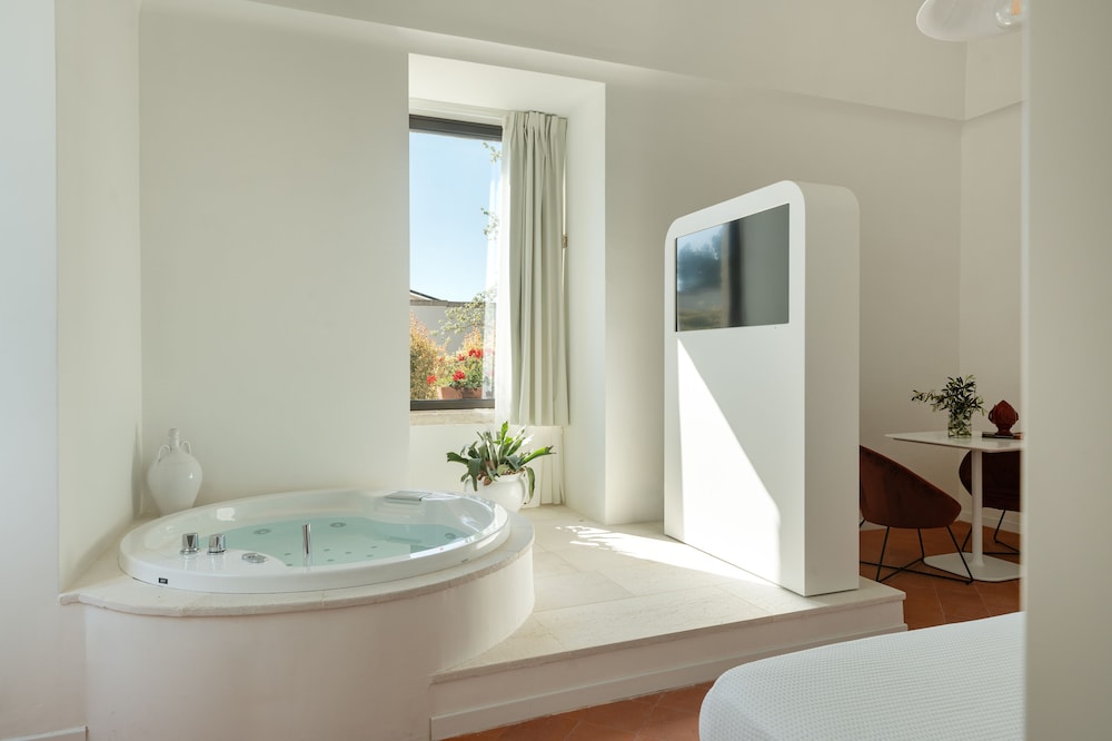 Junior Room, 1 King Bed, Hot Tub, Garden View photo 2