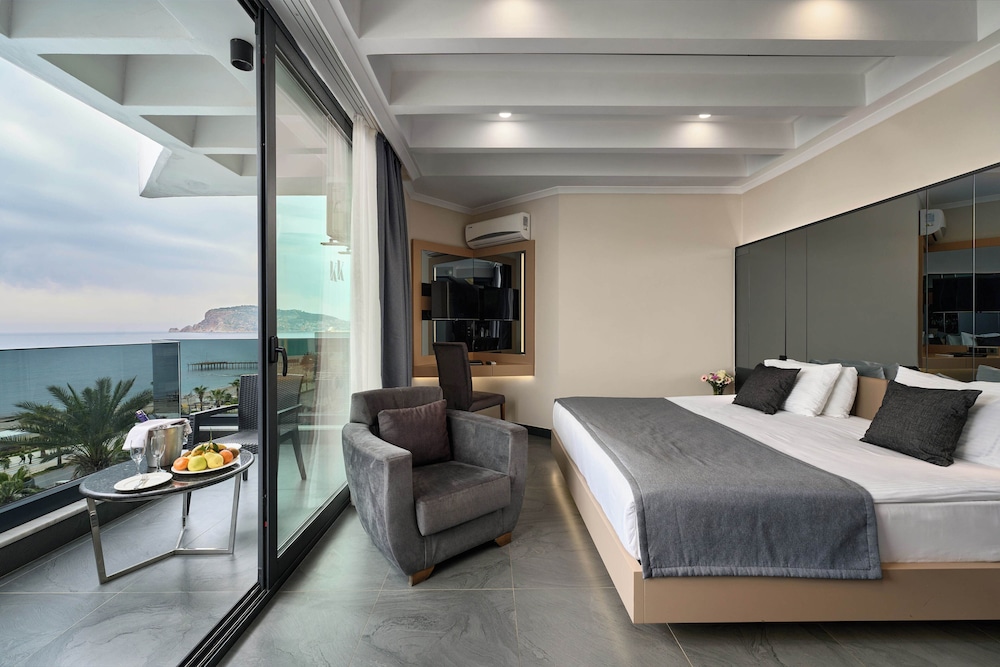 Honeymoon Room photo 2