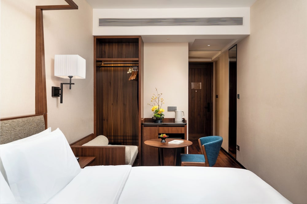 Superior Room, 1 King Bed, Non Smoking, City View photo 2