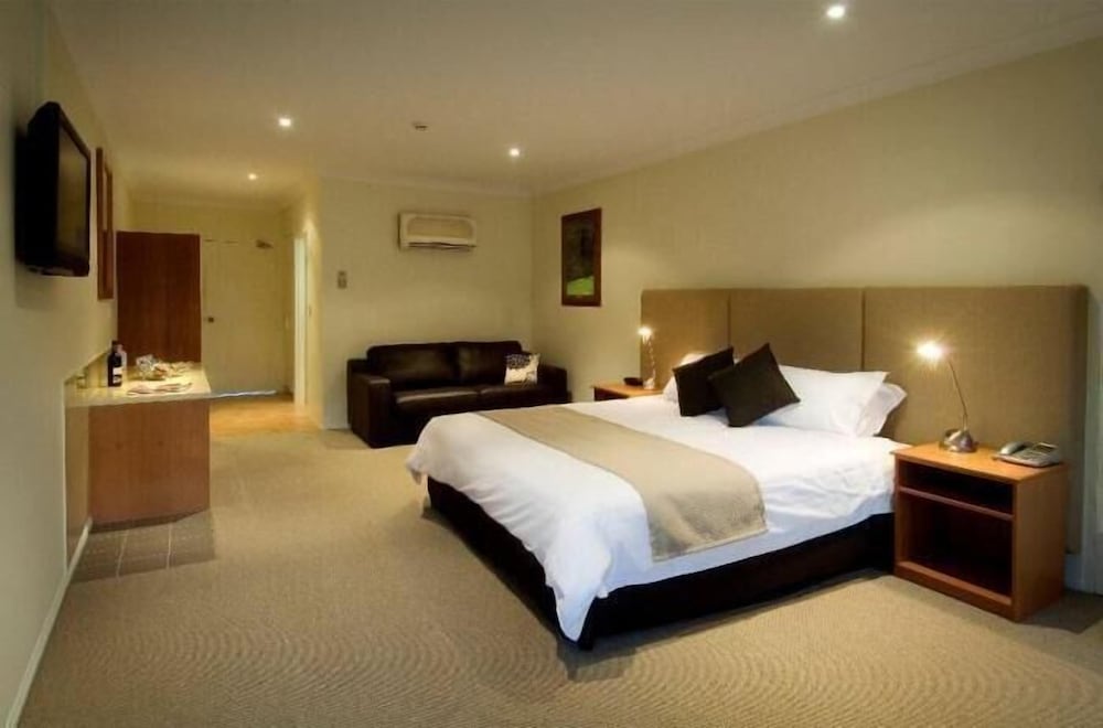 Standard Room, 1 King Bed, Non Smoking, Golf View photo 2