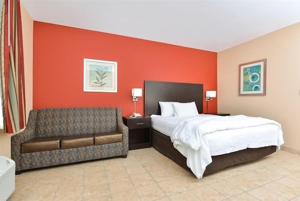 Basic Single Room, 1 King Bed, Accessible photo 1