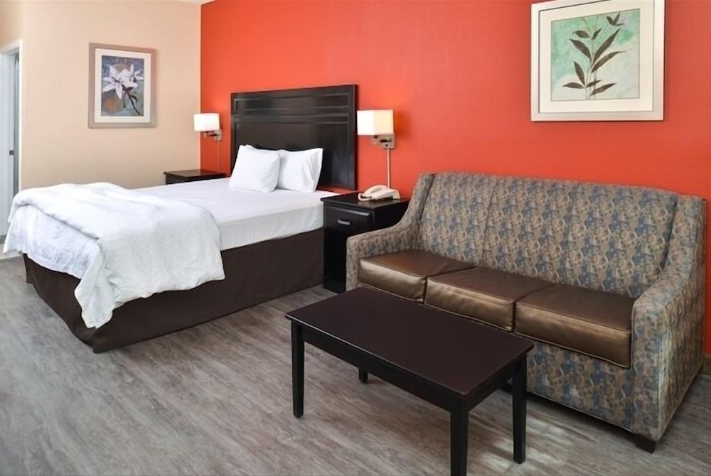 Basic Single Room, 1 King Bed, Accessible photo 3