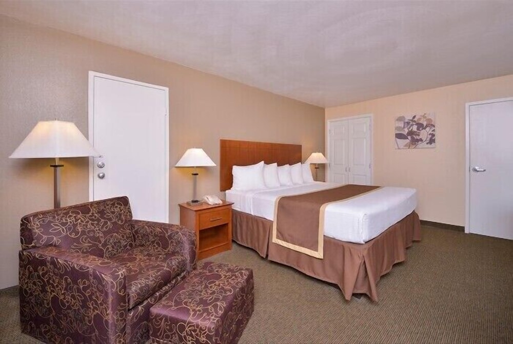 Suite, 1 King Bed, Non Smoking - Photo 2