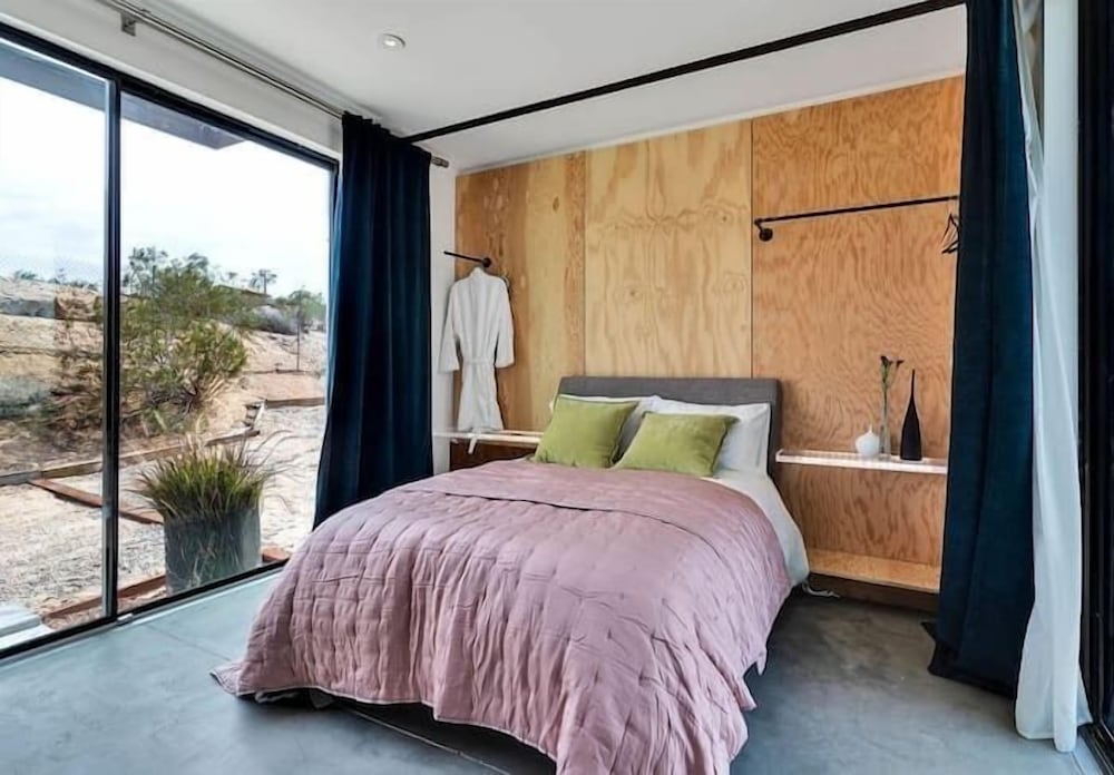 Deluxe House, Desert View
