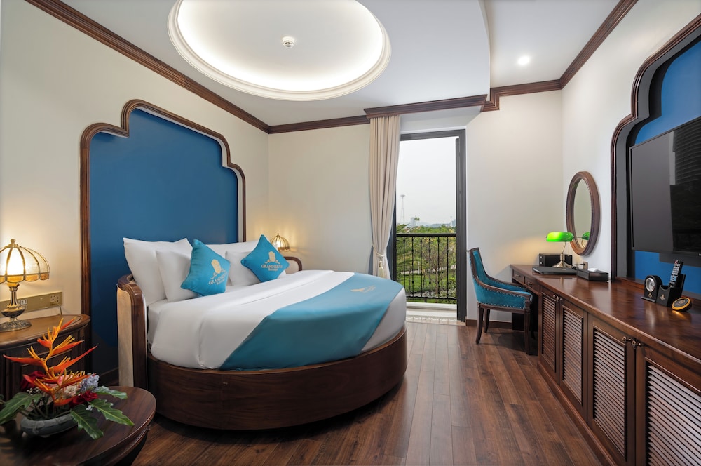 Honeymoon Suite with either Shower or Bathtub - Photo 3