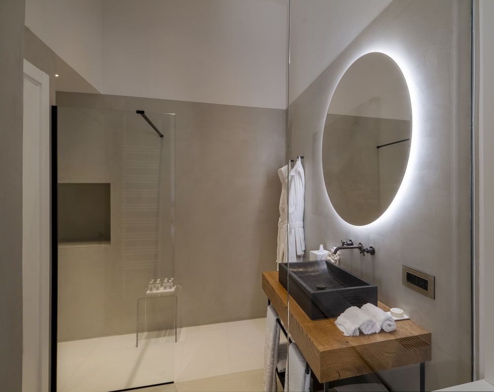 Suite, Hot Tub - Photo 7