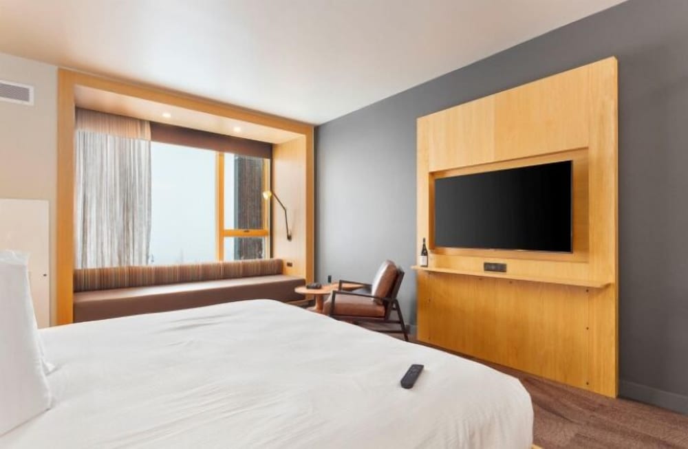 Room, 1 King Bed (Humbird) photo 3