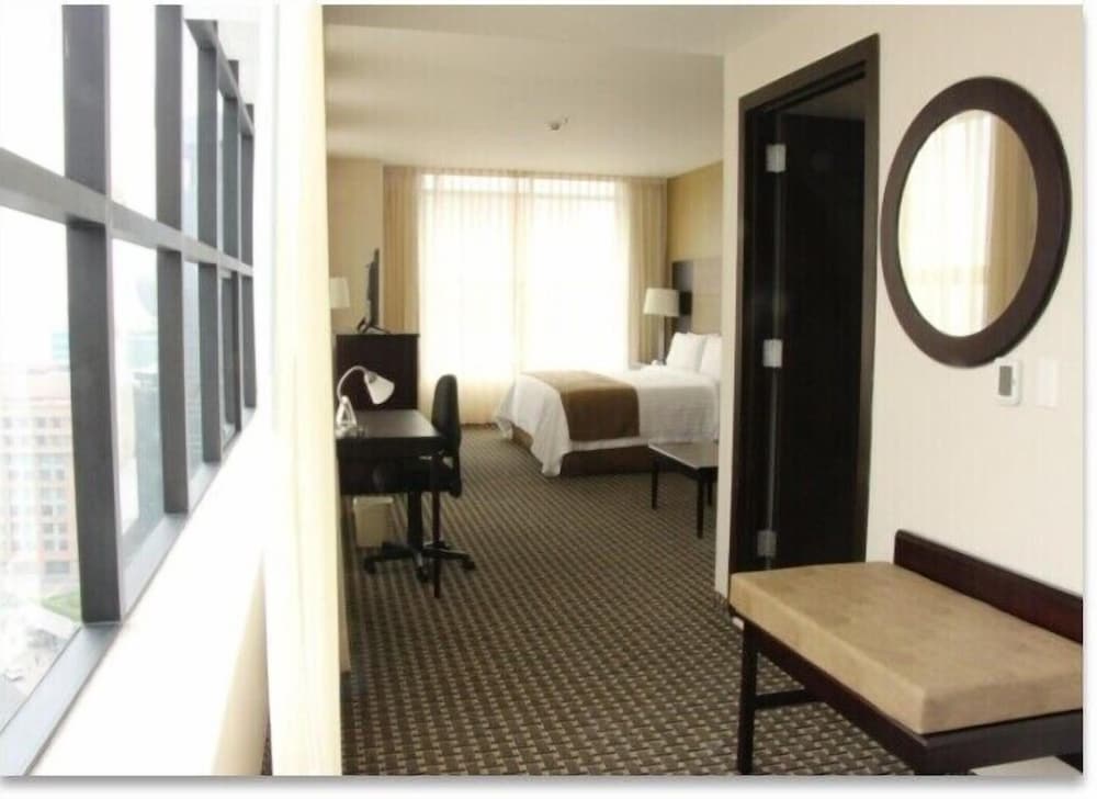 Premium Room, 1 King Bed thumbnail 6