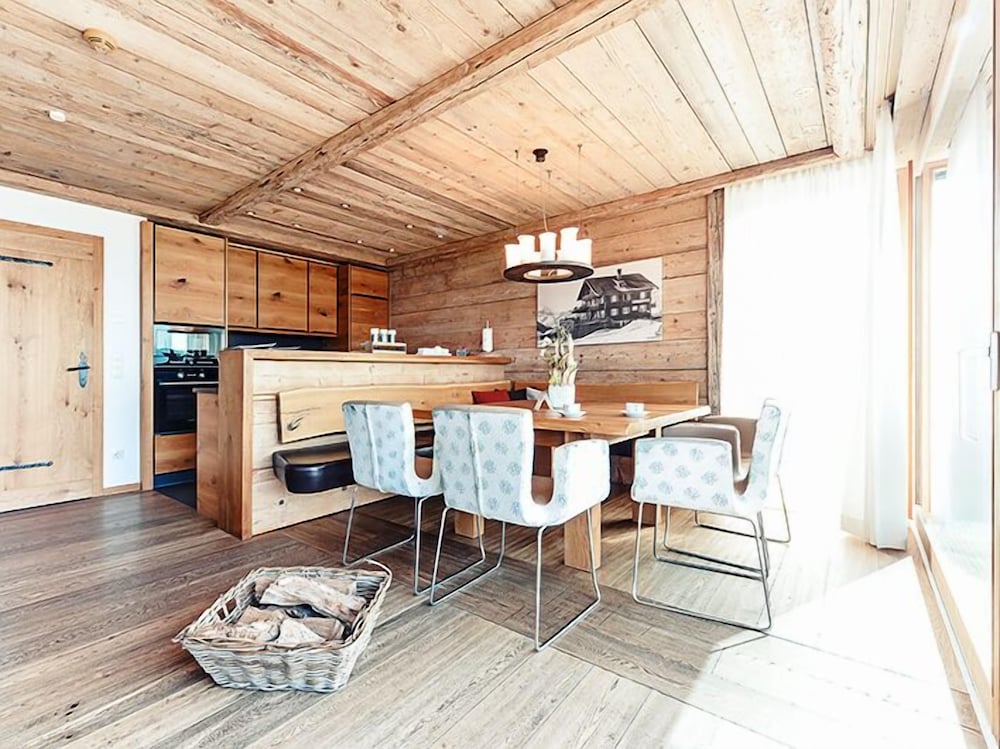 Chalet, 4 Bedrooms, Hot Tub, Mountain View