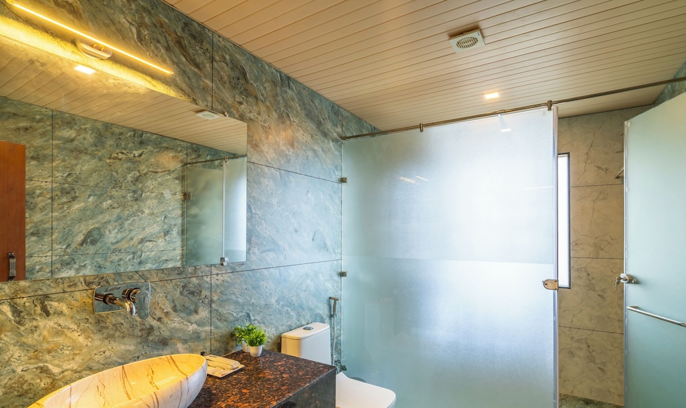 Suite - Photo 9
