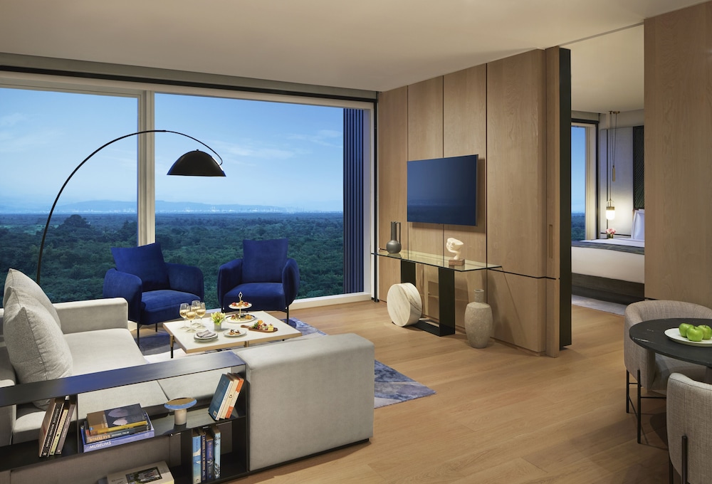 Luxury Suite, 1 King Bed - Photo 1
