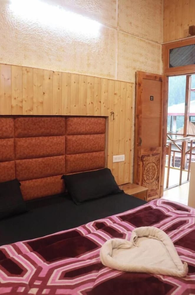 Deluxe Double Room - Pop, Freedom Cafe