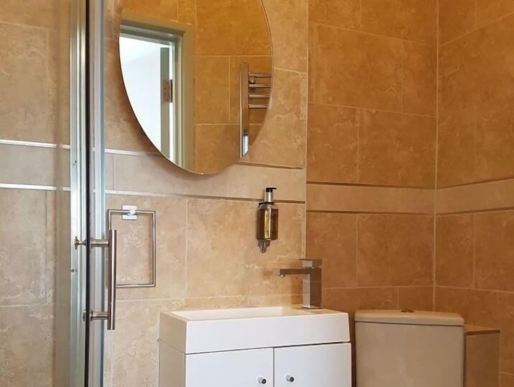 Twin Room, Ensuite photo 3
