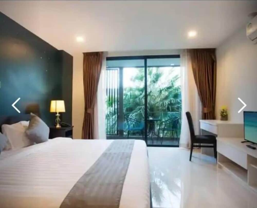Deluxe Studio, 1 Queen Bed, Balcony, Garden View