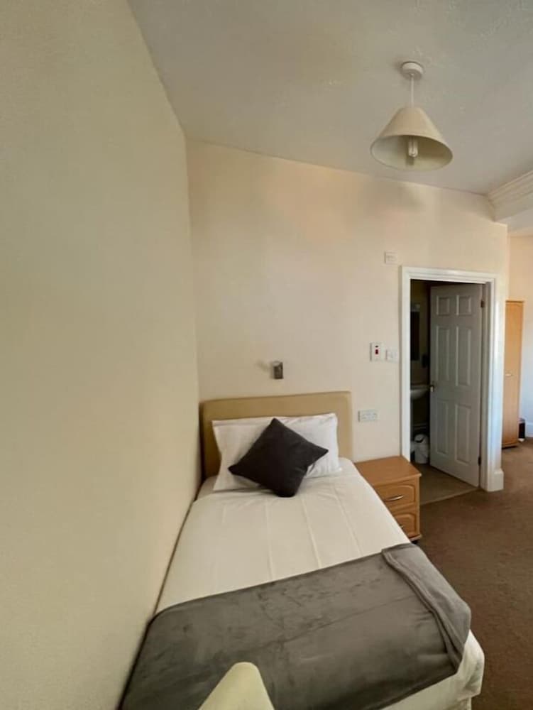 Standard Triple Room, Ensuite - Photo 3