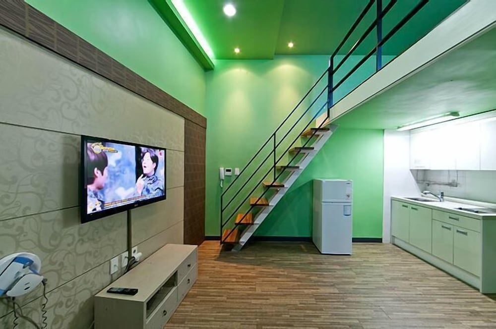 Standard Room (#102, Green) photo 1
