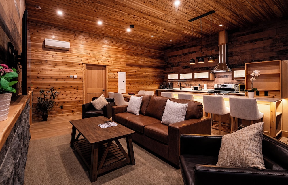 Luxury Chalet, 2 Bedrooms, Hot Tub, Mountain View photo 1