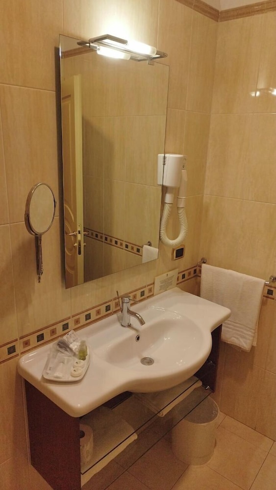 Double or Twin Room - Photo 5
