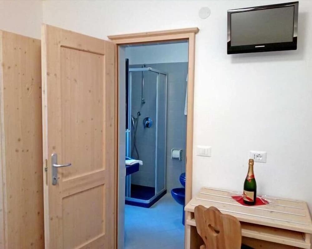 Classic Quadruple Room, Multiple Beds - Photo 2