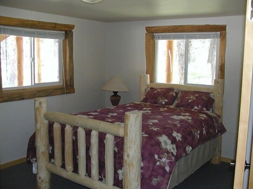 Deluxe Cabin, 3 Bedrooms (White Lightning) photo 3