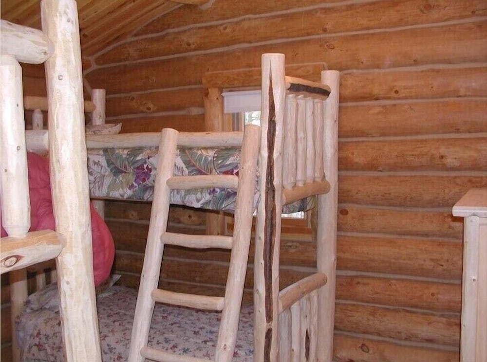 Deluxe Cabin, 3 Bedrooms (White Lightning) photo 2