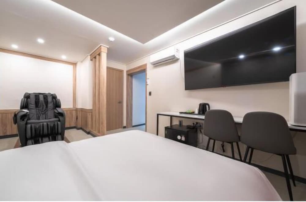 Premier Double Massage Chair Room photo 3