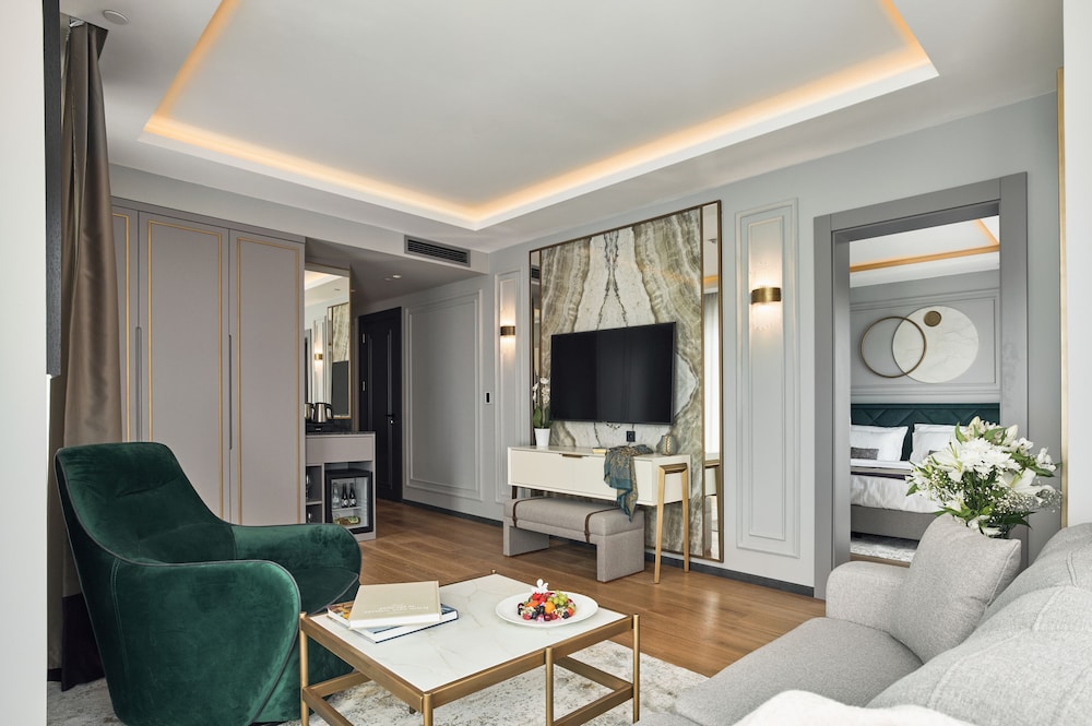 Deluxe Suite, Partial Sea View photo 3