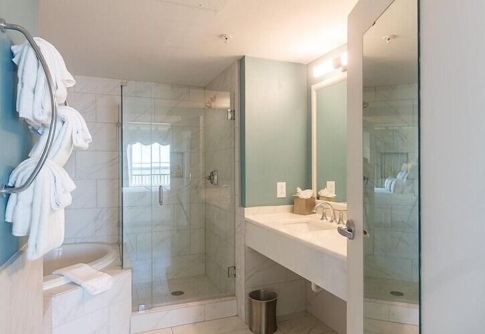 Admiral Suite, Partial Ocean View - Photo 5