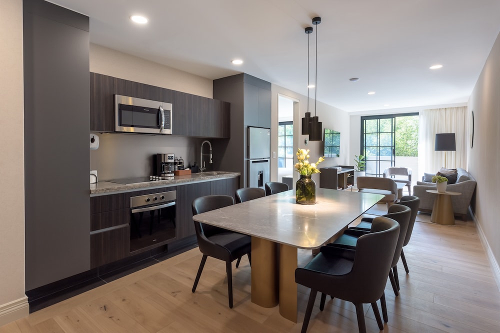 Luxury Suite - Photo 3