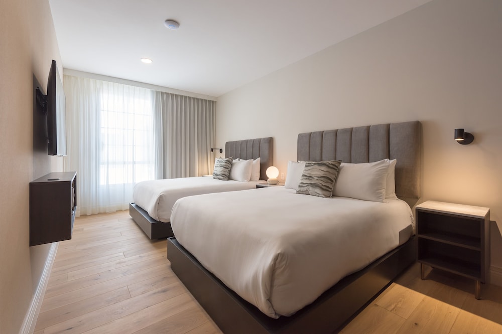 Luxury Suite - Photo 2