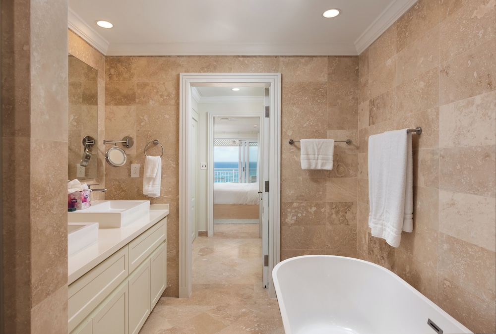 Luxury Room, 1 King Bed, Partial Ocean View - Photo 7