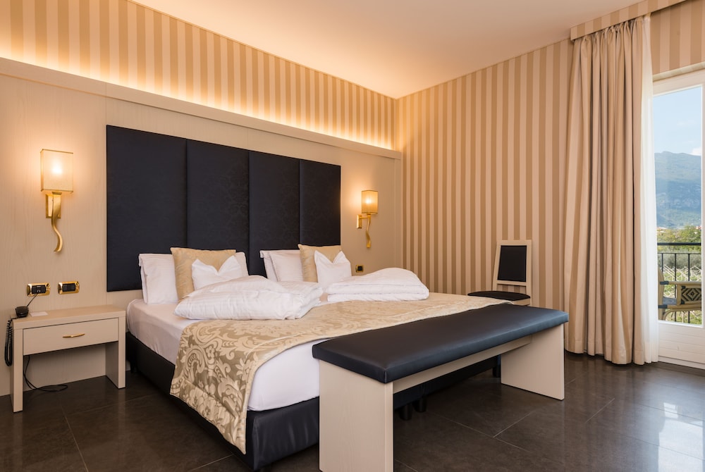 Deluxe Suite, 1 King Bed photo 2