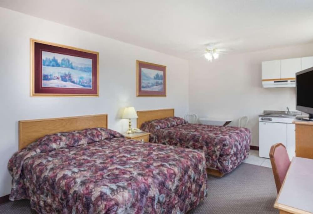 Kitchenette with 2 beds