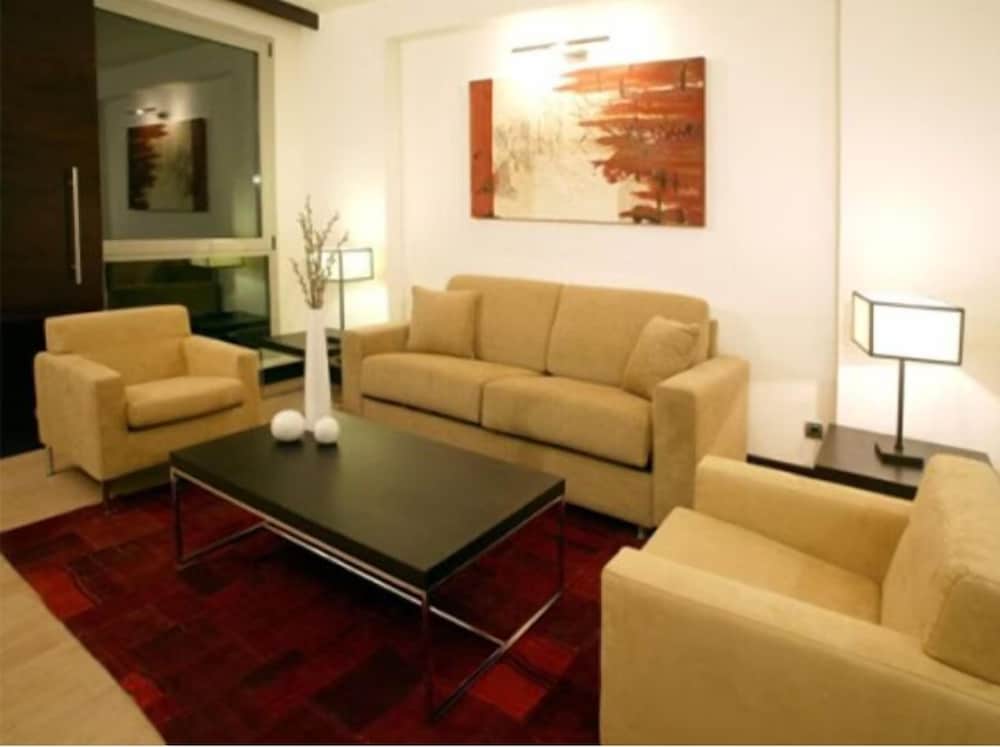 Suite - Photo 1