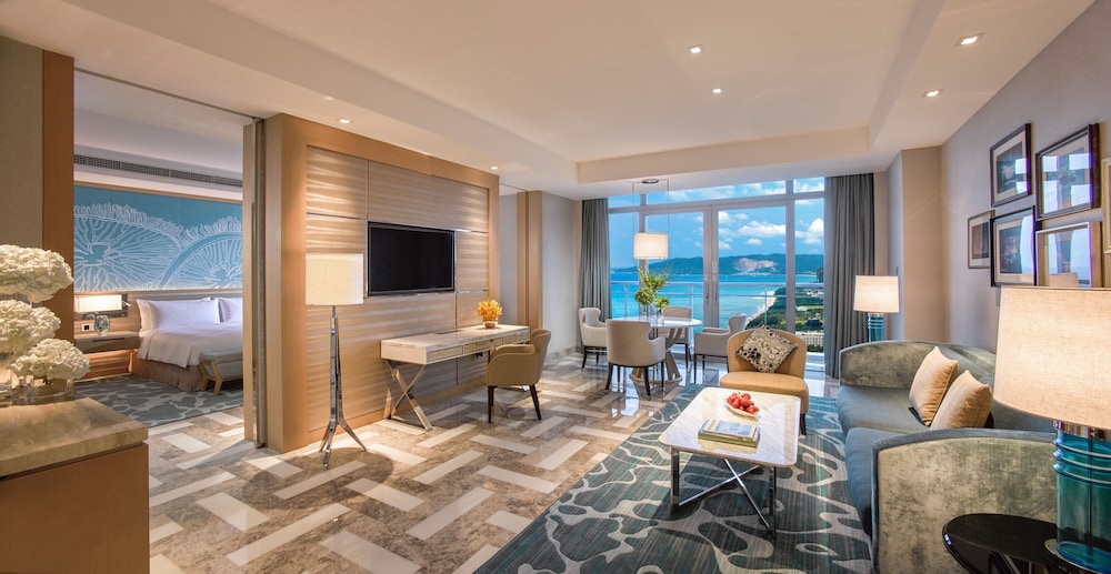 Ocean View Ambassador Queen Bed Suite (unlimited free entry to the water park & Lost chambers during photo 2