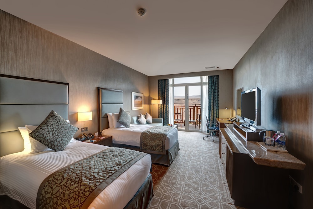 Standard Room, 1 King Bed, Balcony photo 2