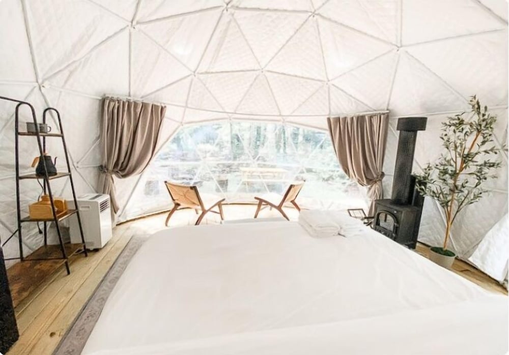 Premium Tent, 1 King Bed, Hot Tub photo 1