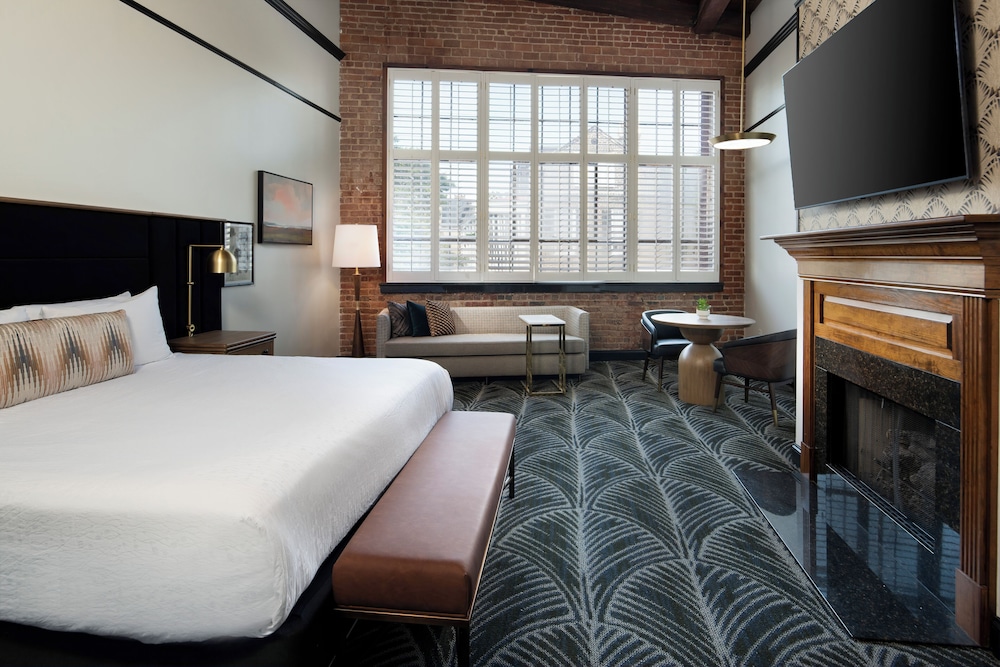 Premium Room, 1 King Bed photo 1