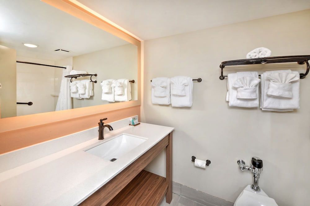Standard Room, 2 Queen Beds, Partial Ocean View - Photo 3