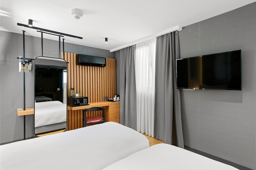 Business Double or Twin Room - Photo 13