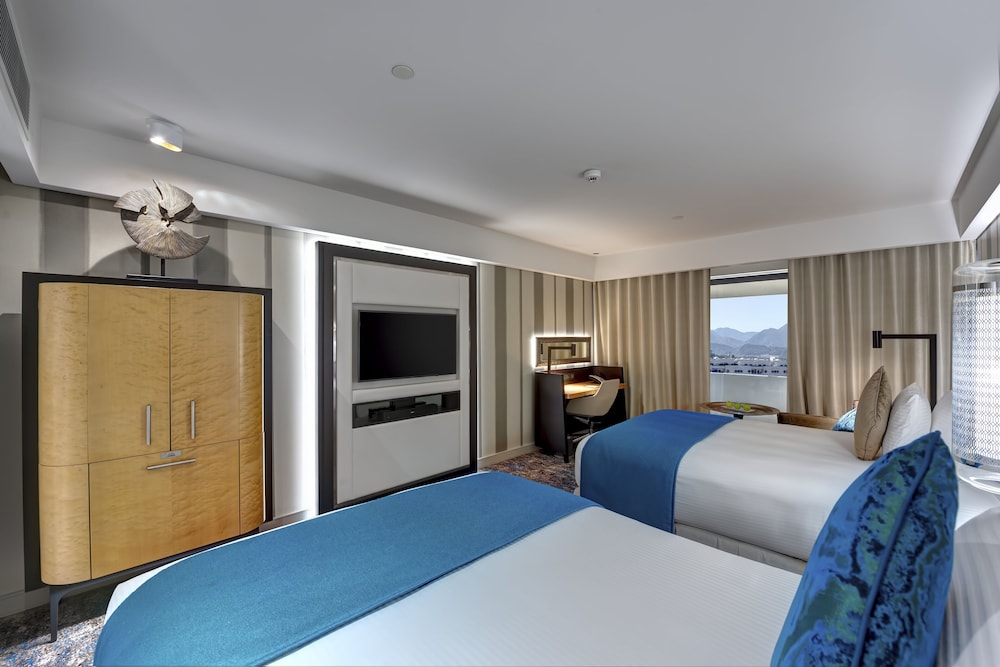 Room, 2 Queen Beds, Balcony (Lounge Access, Sunset View) - Photo 3