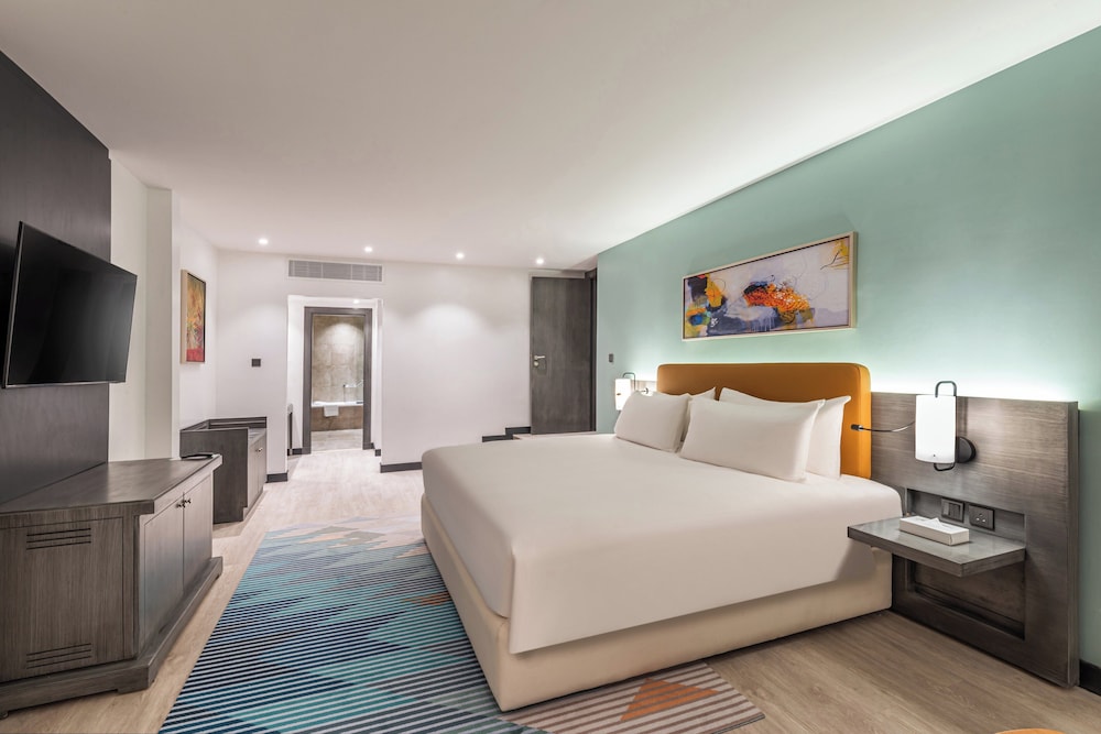 Standard Room, 1 King Bed, Non Smoking - Photo 8