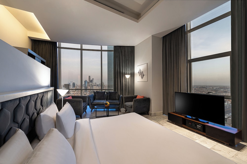 Panoramic Studio Suite, 1 King Bed photo 2