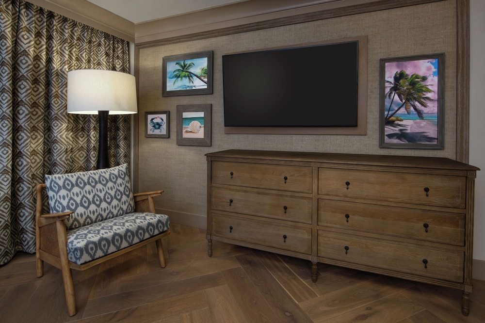 Ambassador Vice Presidential Suite. Hearing accessible - visual alarms and notifications. 1 king bed photo 1