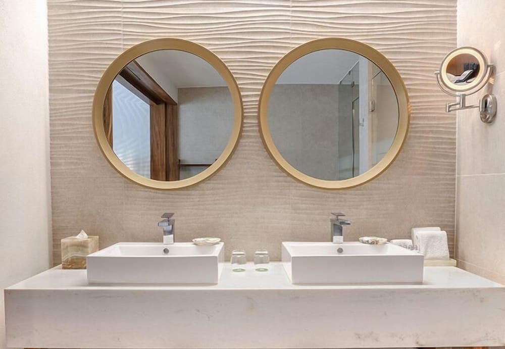 Armony Suite, Component 2 Bedrooms, 1 King Bed (Ocean View) - Photo 4