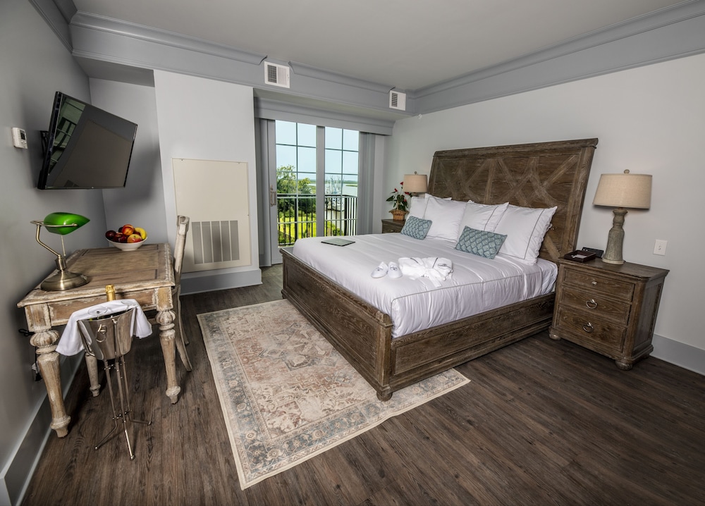 Superior Studio, 1 King Bed (Riverfront)