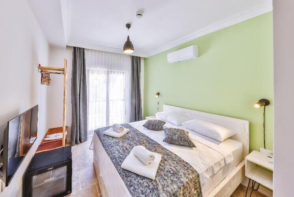 Standard Room with One Large Bed, No Balcony photo 1